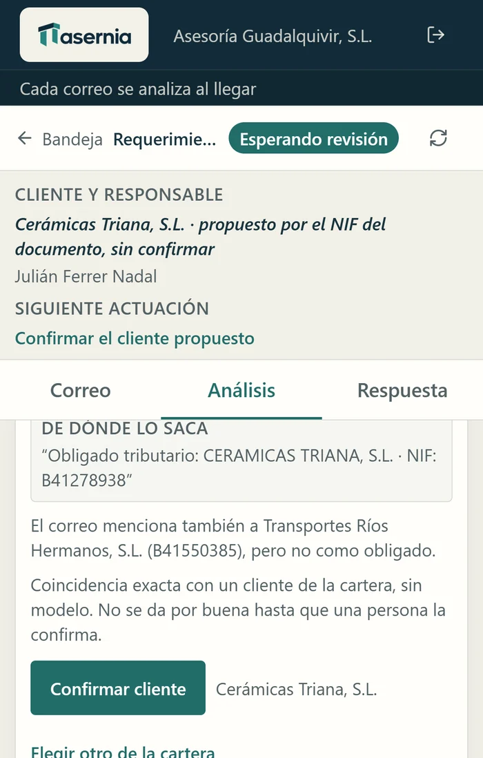 Asernia’s Spanish interface showing a proposed, unconfirmed client match, the source of the tax ID and the action to confirm it.