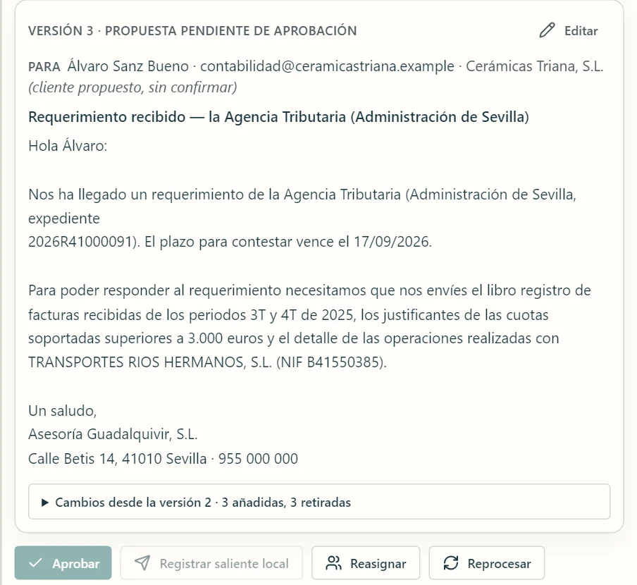 A proposed client reply marked as awaiting approval, with editing and approval controls, in Asernia’s Spanish interface.